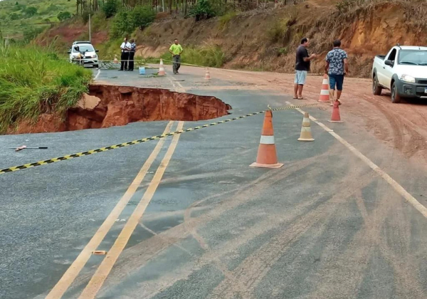  Equipes da Seinfra liberam quatro trechos de rodovias baianas atingidas por chuvas