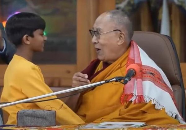  Dalai Lama se desculpa após pedir para menino “chupar” sua língua