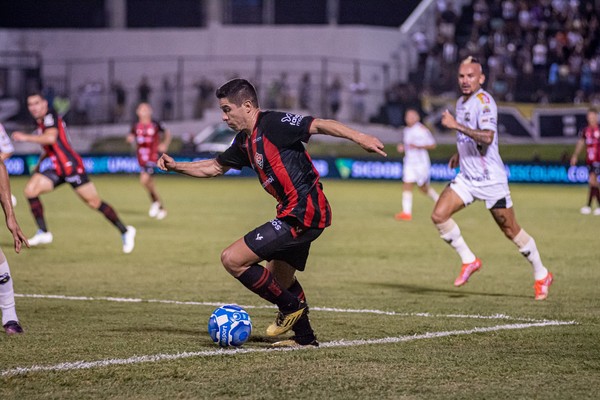  Vitória vence de goleada e segue invicto na série B