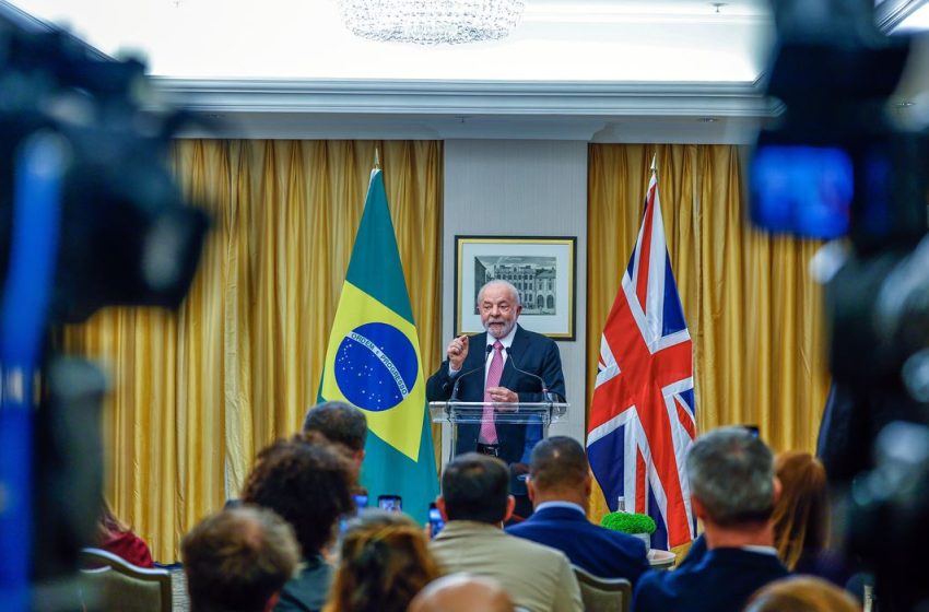  Em Londres, Lula critica manutenção de prisão de Julian Assange