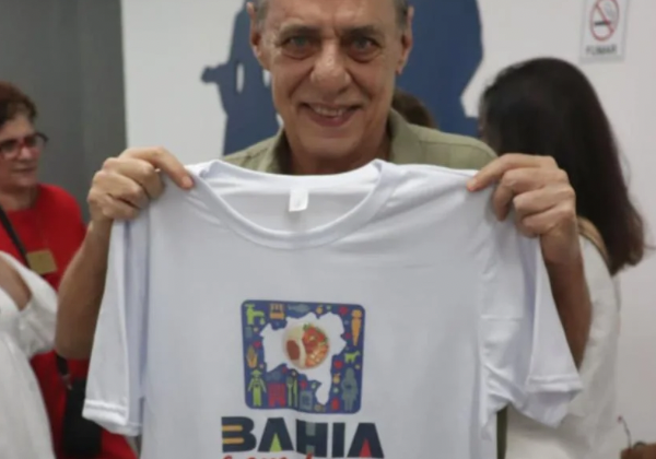  Chico Buarque exibe camisa e demonstra apoio ao Programa Bahia sem Fome