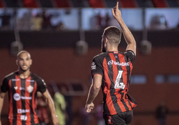  Vitória faz gol no finalzinho e vence partida contra o CRB