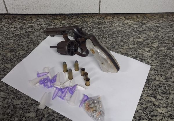  PM captura traficante foragido e apreende arma e drogas