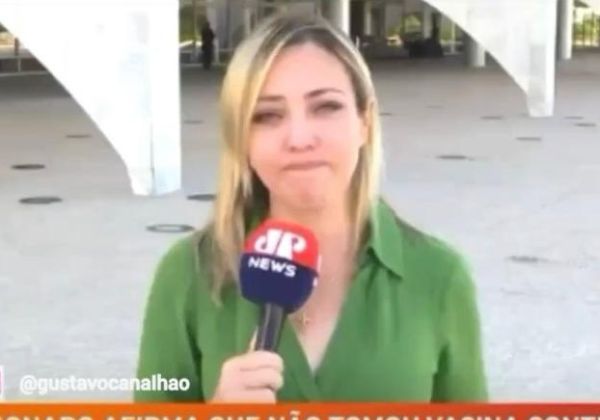  Repórter segura choro ao noticiar investigação contra Bolsonaro e vira meme nas redes sociais