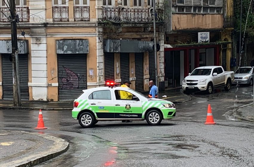  Após fortes chuvas, Prefeitura interdita Ladeira da Montanha por risco de deslizamentos