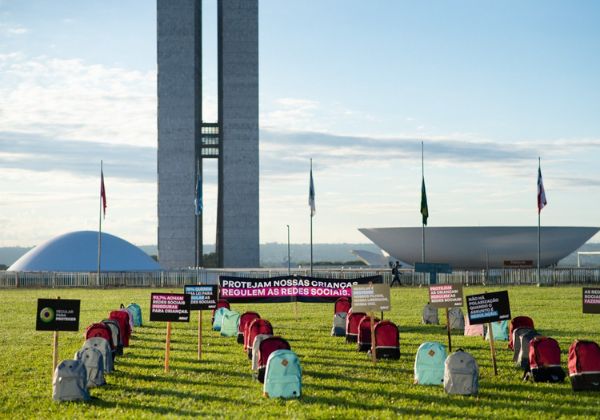  Em dia de votação da PL das Fake News, mochilas vazias na Esplanada lembram crianças mortas em escolas