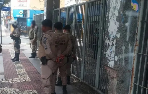  Bandidos roubam armas de vigilantes em banco no centro de Salvador