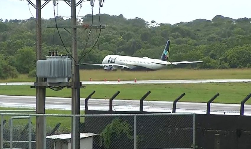  Avião derrapa e sai da pista no aeroporto de Salvador