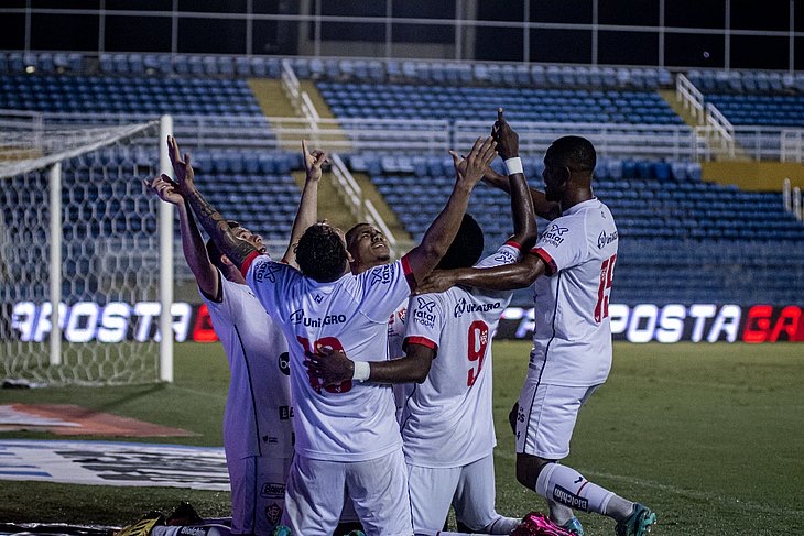  Vitória bate Ceará e continua invicto na Série B