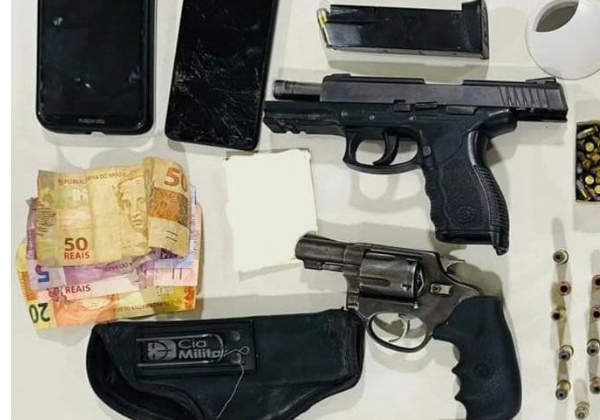  Casal é flagrado com três armas em posto de gasolina