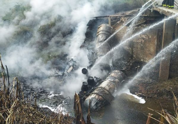  Caminhão com gasolina pega fogo e motorista morre na BR 101