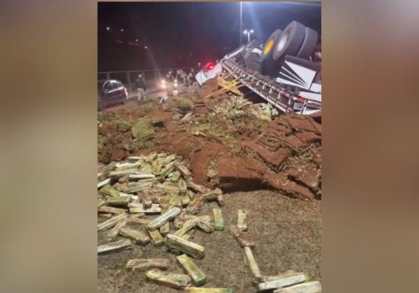  Caminhão com mais de 1 tonelada de maconha tomba em frente a batalhão da PM