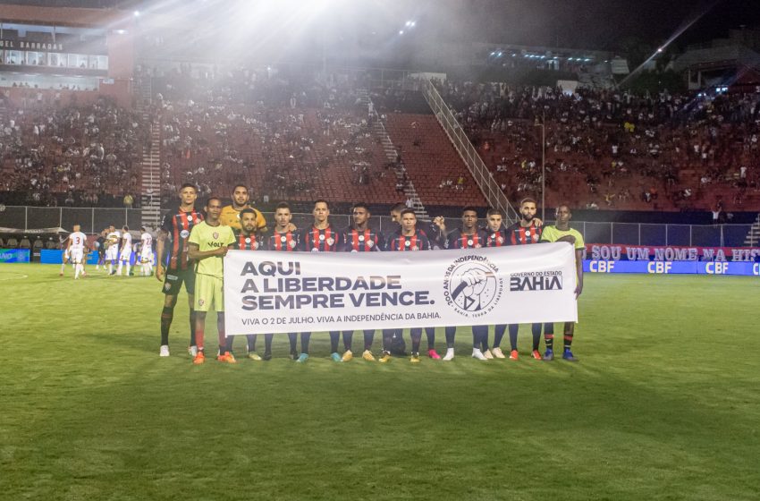  Vitória entra em campo com faixa comemorativa ao Bicentenário da Independência do Brasil na Bahia