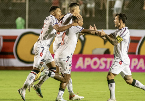  Segue o líder! Vitória vence de goleada o Ituano