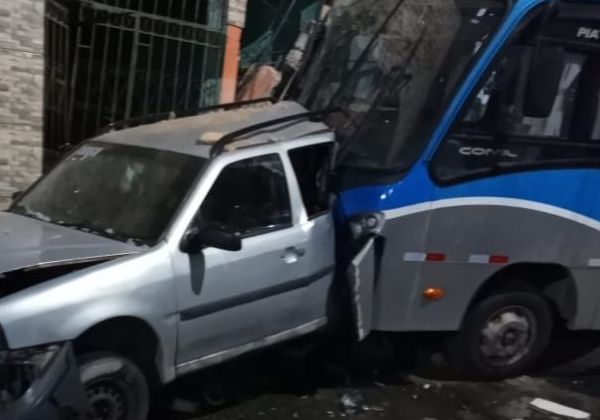  Ônibus da PM atinge casa e carro no bairro de Plataforma; Codesal fez vistoria no imóvel