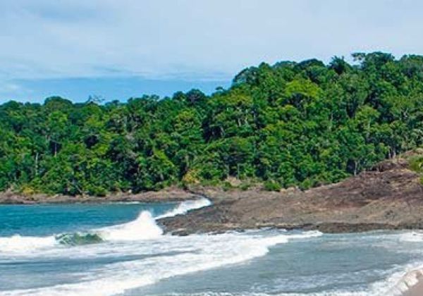  Três tripulantes foram resgatados após veleiro naufragar no sul da Bahia