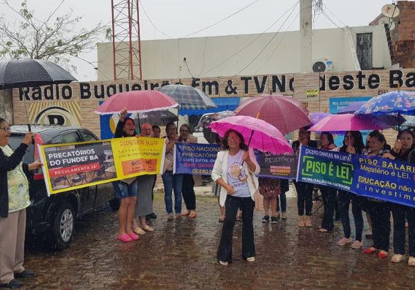  Professores protestam em diversos municípios do interior baiano