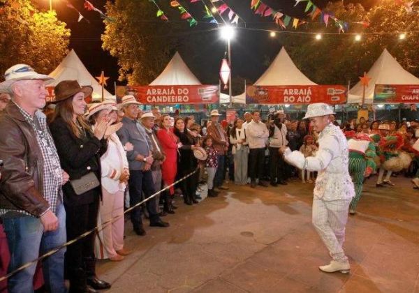  Governador assiste a apresentações de artistas regionais no São João de Jaguarari