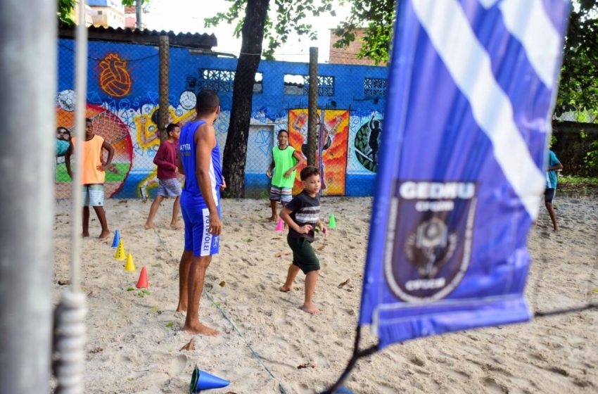  GCM promove aulas de futevôlei gratuitas para crianças e adolescentes