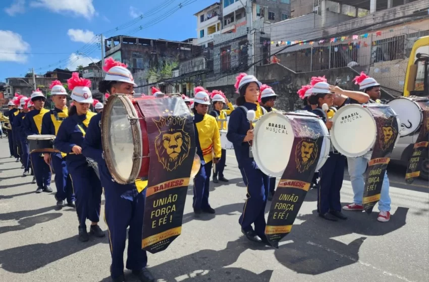  Estudantes participam de encontro intercolegial de fanfarras em Salvador