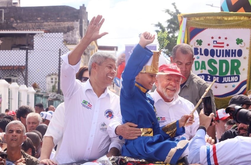  Jerônimo participa de desfile do Bicentenário da Independência do Brasil na Bahia ao lado do presidente Lula