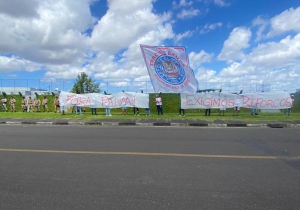  Organizada do Bahia protesta no CT do clube e pede saída de Renato Paiva