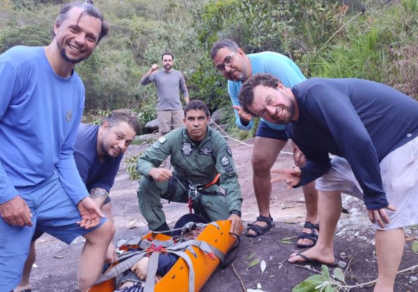  Policiais e bombeiros socorrem turista em Lençóis após queda