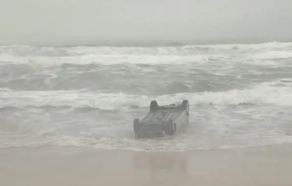  Carro é encontrado capotado no mar da praia de Ipitanga