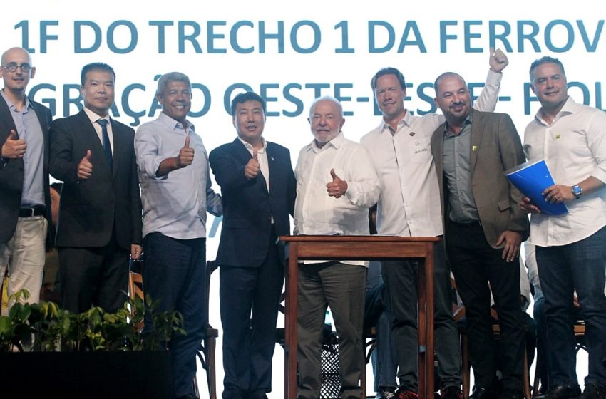  Ao lado de Lula, Jerônimo acompanha início de obras de novo trecho da Ferrovia de Integração Oeste-Leste