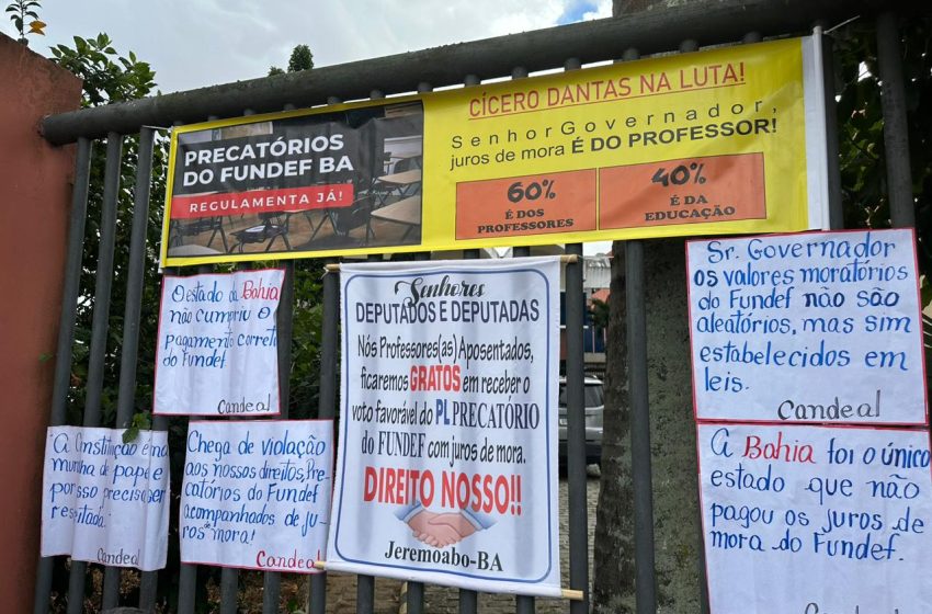  Após protesto, professores estaduais apontam possibilidade de greve geral