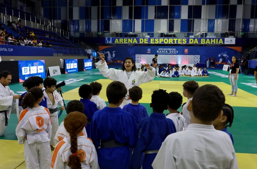  Crianças e adolescentes participam de atividade com campeã olímpica Sarah Menezes