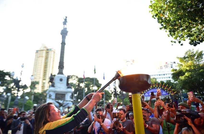  Chegada do Fogo Simbólico e dos caboclos ao Campo Grande encerra desfile cívico do 2 de Julho