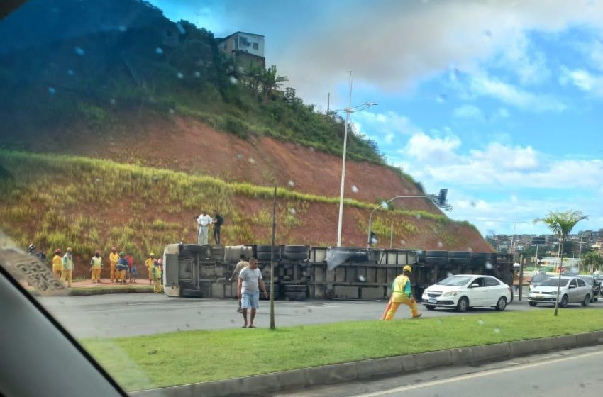  Carreta tomba na Av. 29 de Março e deixa trânsito no local congestionado