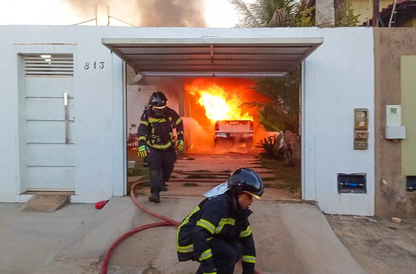  Bombeiros debelam incêndio veicular em garagem de residência