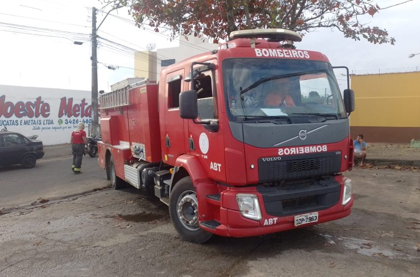  Bombeiros controlam incêndio em garagem com 18 veículos