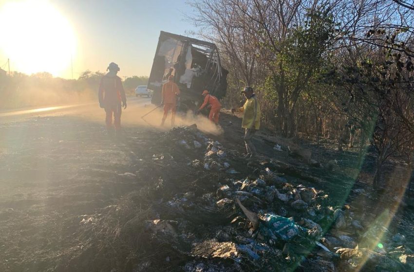  Bombeiros resgatam vítimas e debelam incêndio em acidente na BR-242