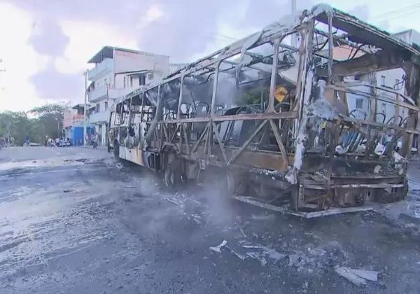  Ônibus é incendiado no bairro Jardim Santo Inácio em Salvador