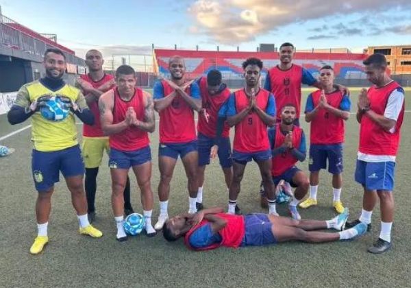  Nacional-AM publica foto de jogadores simulando morte na Arena Cajueiro, casa do Bahia de Feira