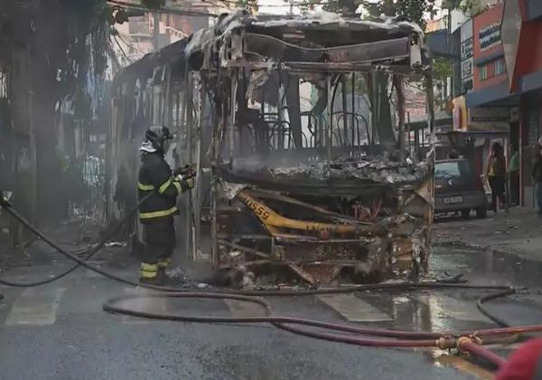  Ônibus fica destruído após ser incendiado em Salvador