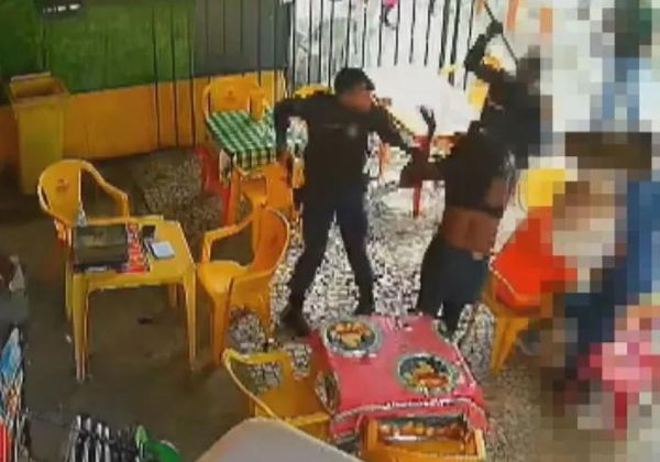  Mulher é agredida com cassetete por guarda municipal dentro de bar em Salvador