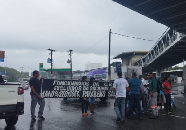  Protesto de funcionários da antiga CSN em frente à Rodoviária de Salvador gera engarrafamento na região