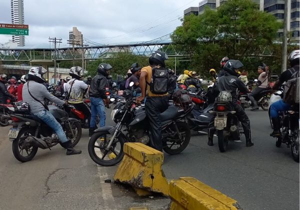  Protesto de motociclistas por aplicativo deixa trânsito lento no Caminho das Árvores