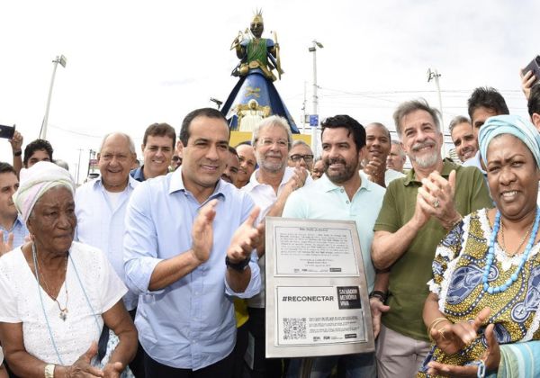  Prefeitura reinaugura estátua de Mãe Stella de Oxóssi após incêndio