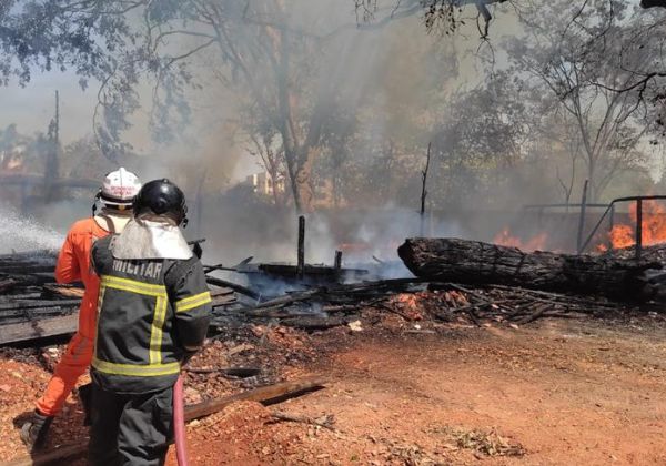  Equipes do 17º Batalhão de Bombeiros Militar controlam incêndio em madeireira em Barreiras