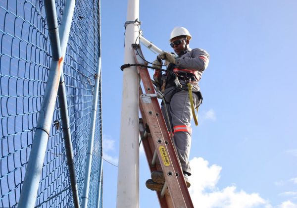  Prefeitura instala novas luminárias e projetores em equipamentos públicos de Salvador 