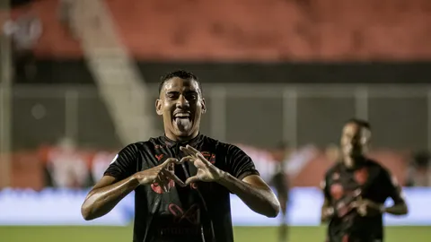  No apagar das luzes: Vitória vence mais uma e se mantém na liderança