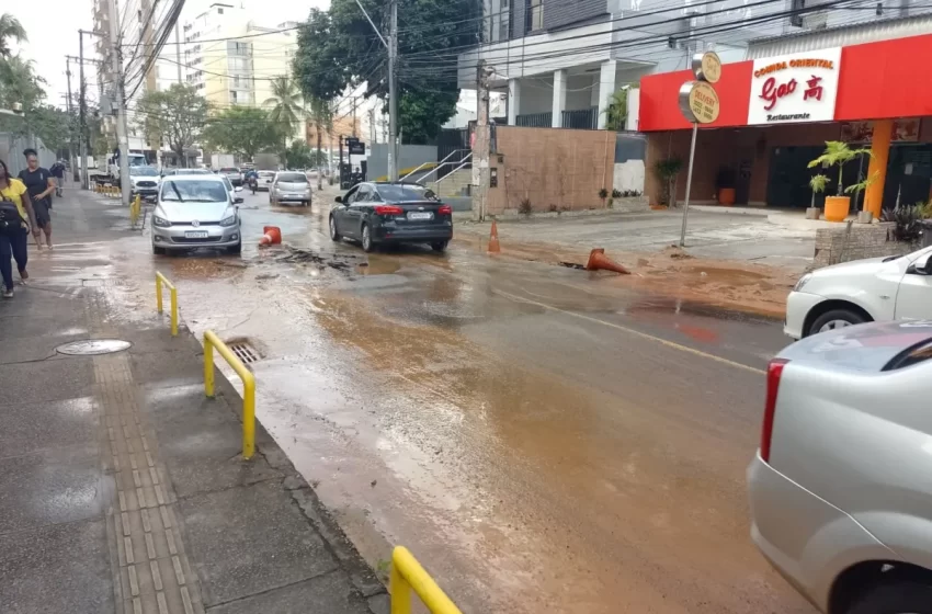  Adutora rompe e deixa trânsito na Av. Paulo VI congestionado