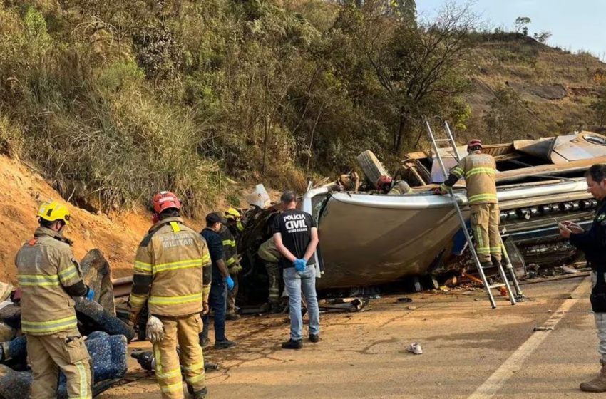  Ônibus com torcedores do Corinthians sofre acidente e deixa 7 mortos