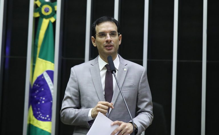  Emenda de Leo Prates possibilitará aos inscritos no Programa Desenrola atendimento presencial nas agências bancárias