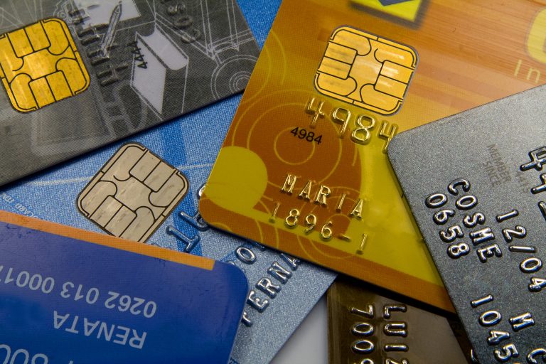  Juros do cartão de crédito caem em fevereiro